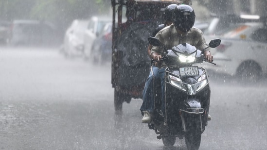 Heavy rain hits Delhi NCR; roads waterlogged, airways concern advisory