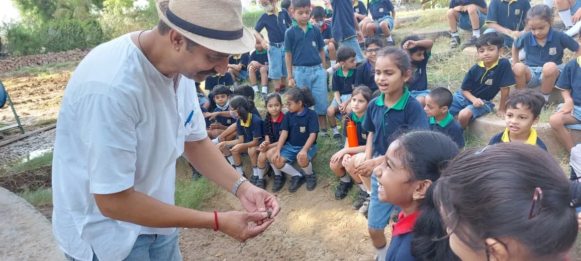 How a Gujarat Journalist Taught Farming to 20000 Youngsters Throughout 5 Faculties