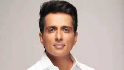Sonu Sood seems earlier than ED in Delhi; questioned in betting app-linked cash‑laundering case: WATCH | Hindi Film Information